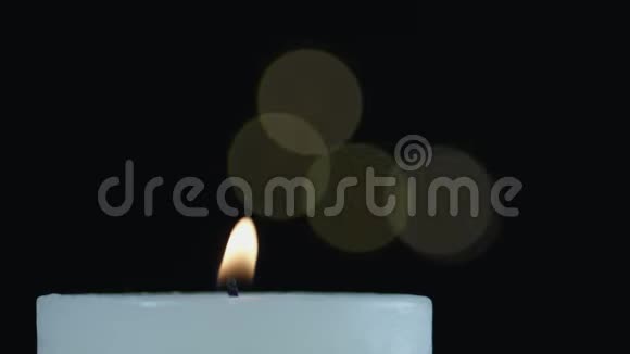 白色燃烧的蜡烛被吹灭视频的预览图