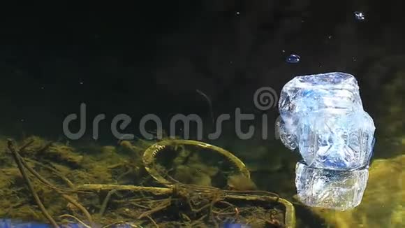 空塑料瓶湖无人高清镜头视频的预览图