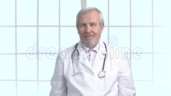 年长的医生带着药片的水泡微笑视频的预览图
