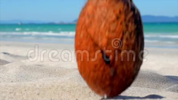 在热带海滩上在炎热的夏季太阳下一个椰子被分成两部分分成一半一半一半视频的预览图
