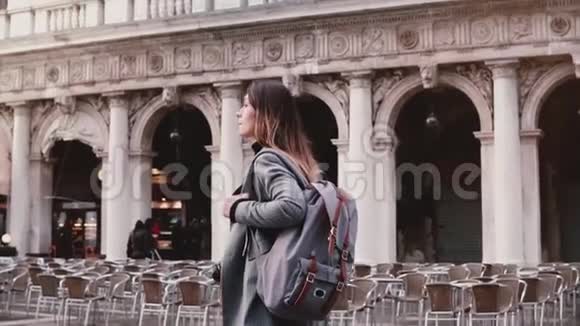 快乐的年轻欧洲女商人在意大利威尼斯的圣马可城广场上散步视频的预览图