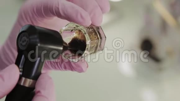 专业化妆师培育指甲花供未来使用视频的预览图