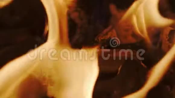 在烤架中燃烧木炭的特写慢镜头视频的预览图