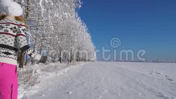 冬天的仙女日一个在白雪覆盖的田野上奔跑的女人视频的预览图