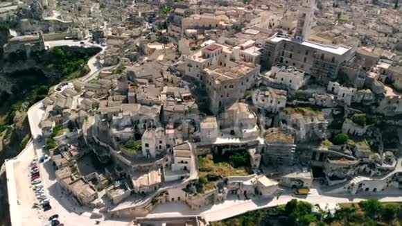 飞越意大利阿普利亚马特拉古城教堂上空的鸟瞰图视频的预览图