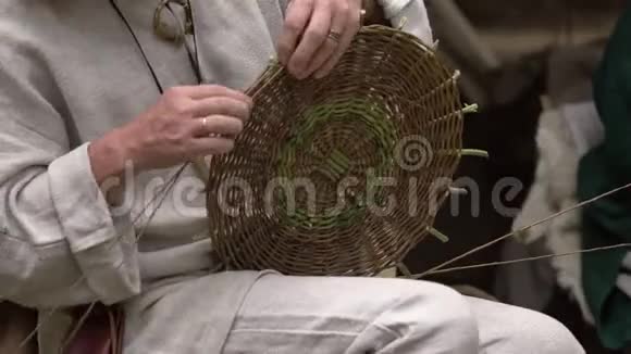 贴身匠人穿乡服制作柳条花篮的细枝农村传统手工编织技术视频的预览图