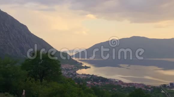 群山中夕阳的全景视频的预览图