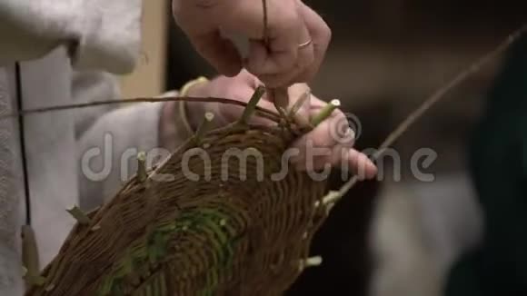 贴身匠人穿乡服制作柳条花篮的细枝农村传统手工编织技术视频的预览图