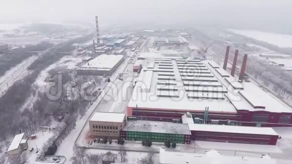 大风雪下的空中全景炼油厂综合体视频的预览图