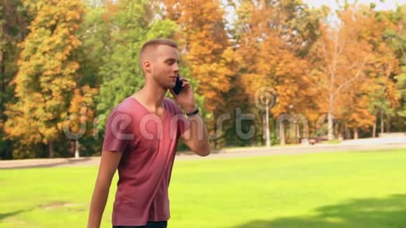 男人在城里散步时有电话交谈视频的预览图