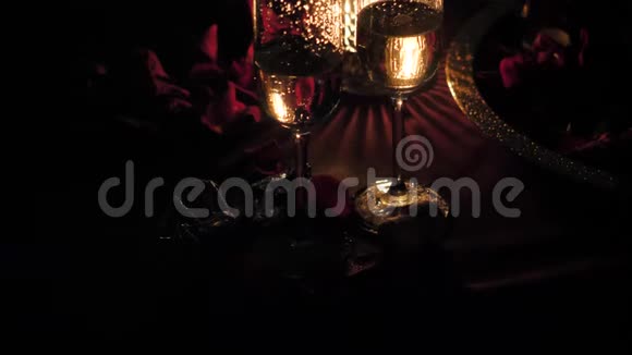 带两杯香槟的浪漫奢华夜晚视频的预览图