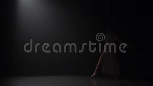 在黑暗的工作室里翩翩起舞的美丽少女慢动作视频的预览图