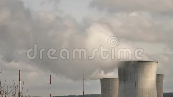 工厂烟囱向天空排放烟雾视频的预览图