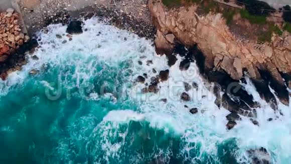 巨浪溅落在高高的悬崖上视频的预览图