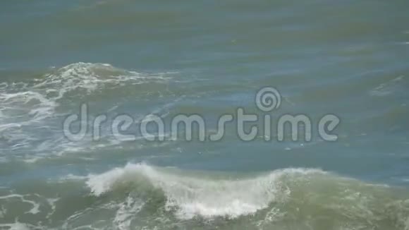 带泡沫的风暴海波宁静的大海的风景视频的预览图