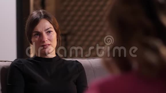 在悲伤和失落治疗中哀悼的女性视频的预览图