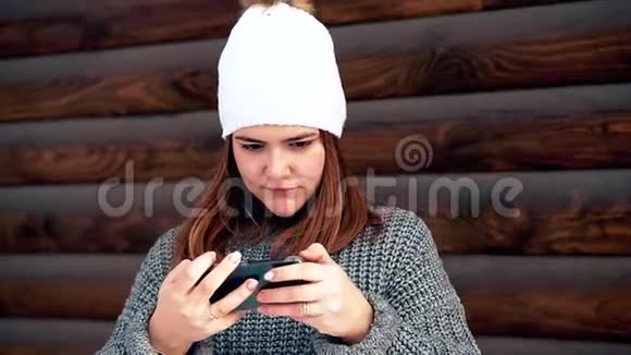 女孩拿着智能手机自拍视频的预览图