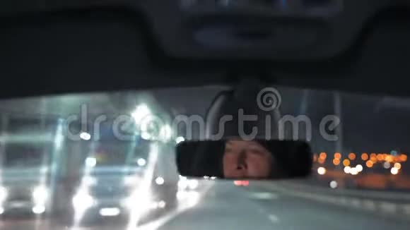 特写镜头后视镜为一名男子驾驶夜城视频的预览图