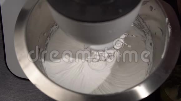 家用食品加工机混合白奶油视频的预览图