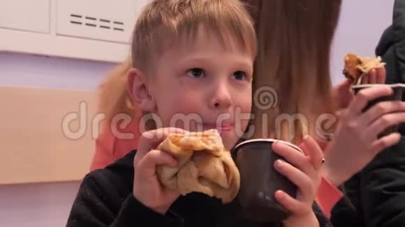 贝拉鲁斯假日马斯利尼萨治疗煎饼和茶视频的预览图