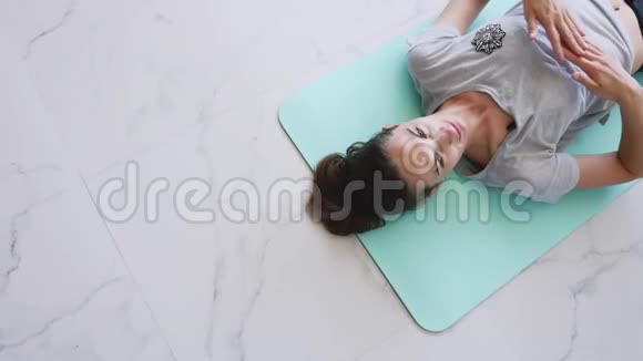 年轻女孩躺着锻炼身体视频的预览图