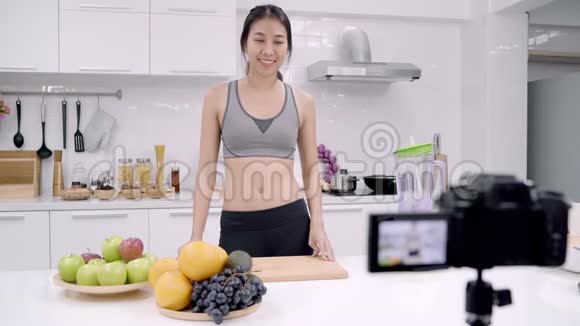 博客体育亚洲妇女使用相机录制如何为她的订户制作橙汁视频女性使用有机水果视频的预览图