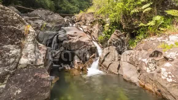 斯里兰卡坎迪峡谷山脉瀑布的时间流逝视频的预览图