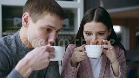 一男一女坐在咖啡馆里他们喝茶他们相爱了恋爱中的情侣视频的预览图