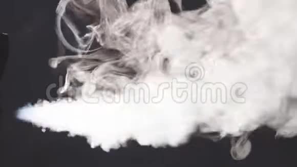 白烟喷出并漂浮在太空中视频的预览图