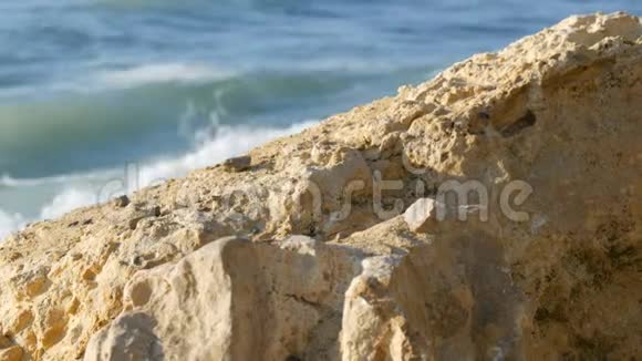 海滨的晴天大浪冲刷着保加利亚黑海岩石海岸视频的预览图