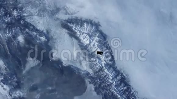 卫星在冰山和山脉上空飞行视频的预览图