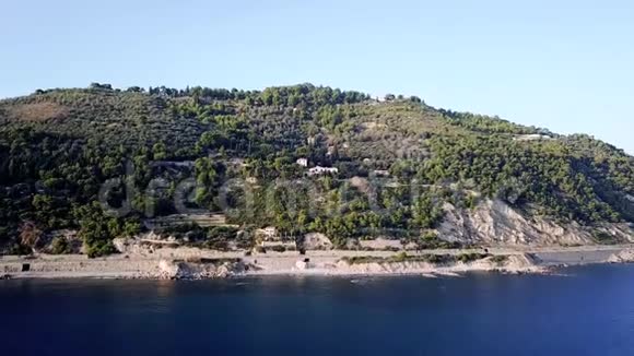 一架无人机拍摄的利古里亚风景视频的预览图