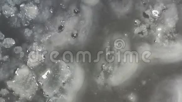 在冬天的时候在河上的冰冻水面上飞起来视频的预览图