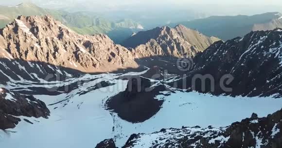 山上的冰川岩石斜坡上覆盖着冰雪和裂缝视频的预览图
