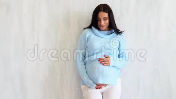怀孕的妈妈带着孩子炫耀她的肚子视频的预览图