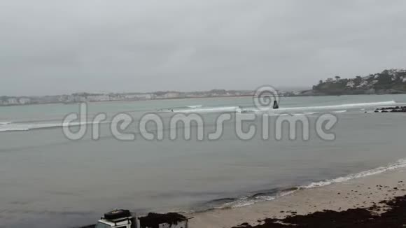法国阿基坦的港口和索科亚堡全景恶劣天气视频的预览图
