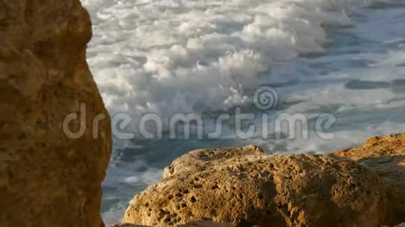 海滨的晴天大浪冲刷着保加利亚黑海岩石海岸视频的预览图