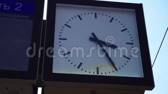 火车站时钟和信息板莫斯科视频的预览图