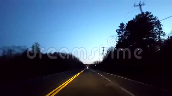 早上驾驶乡村公路沿着美丽的黎明清晨乡村的司机视角视频的预览图