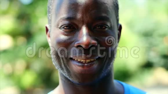 一张快乐微笑的非裔美国人脸的肖像视频的预览图