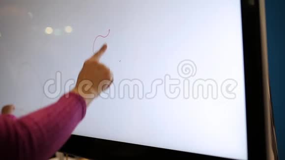 女孩在触摸屏上画画视频的预览图