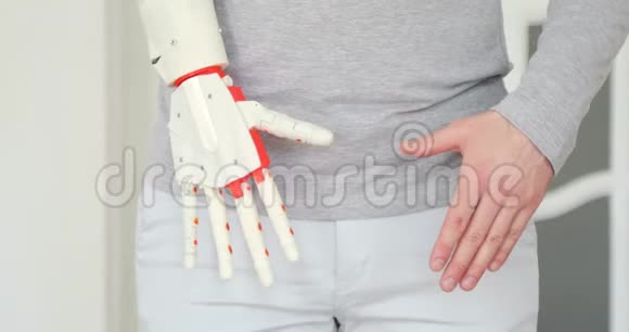 病人正在第一次测试他的新机器人假肢视频的预览图