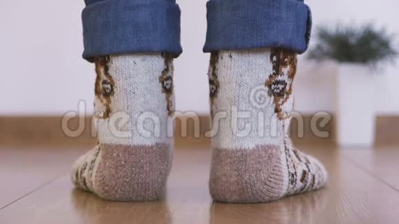 穿暖羊毛袜的女人的腿做体操用脚趾把身体抬起来背面视频的预览图