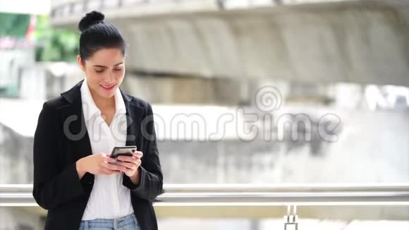 商务女性使用电话户外现代城市生活理念视频的预览图