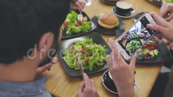 食物照片在餐馆里靠近女人的手拍照视频的预览图