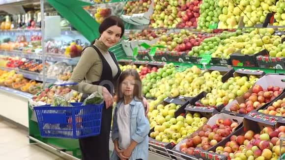 妈妈和女儿在超市买新鲜苹果视频的预览图