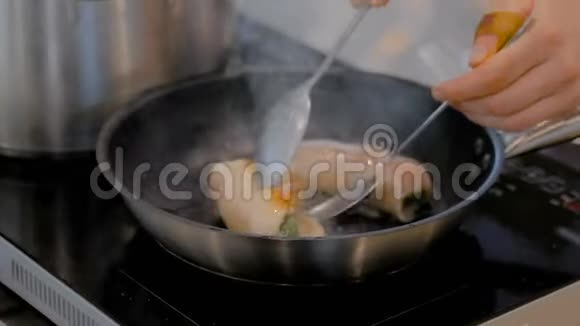 鸡肉卷用香草煎锅视频的预览图