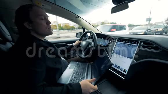 一个人骑着一辆电动汽车在路上未来派自动电动车自驾视频的预览图