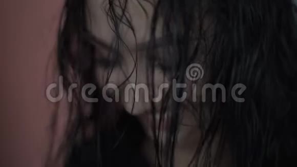 头发湿的年轻女子摆姿势拍照视频的预览图