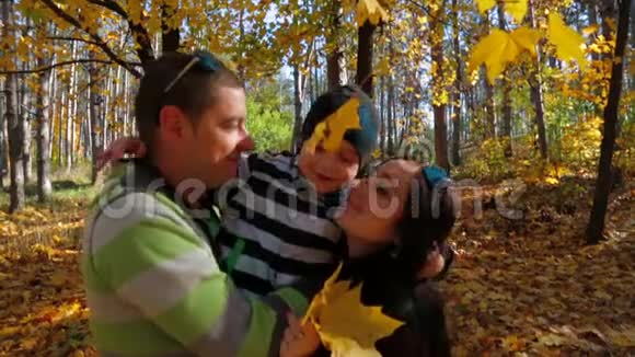 家人拥抱在秋天的森林里慢动作视频的预览图